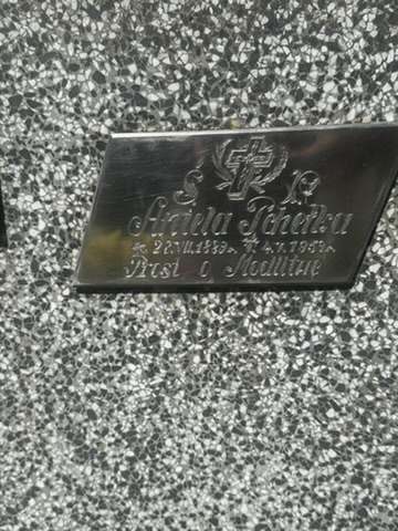 Steel plaque reading Aniela Pchełka, prosi o modlitwę